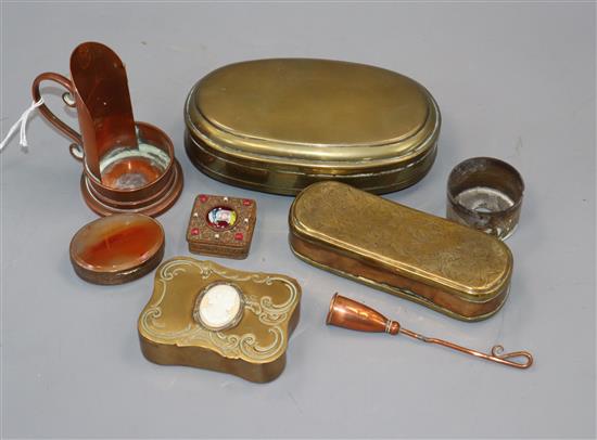 A group of small brass and copper collectables